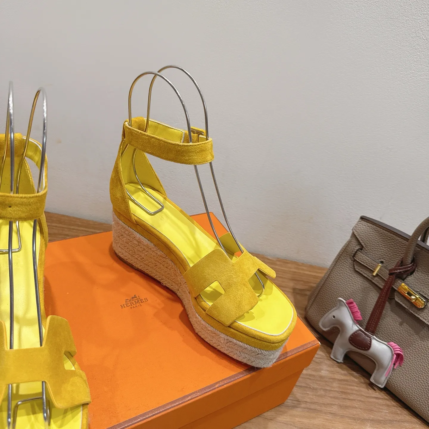 👟👟Ex-factory price 720👟👟 Hermes... a Eclair 2025 new color + popular series, the version is super positive, with a certain thickness, which makes the legs longer! Breathable, comfortable calfskin, spring and summer color matching, this item is both beautiful and comfortable! Channel supply code size: 35-39 can be ordered as 40.41 with airplane box ➕20
